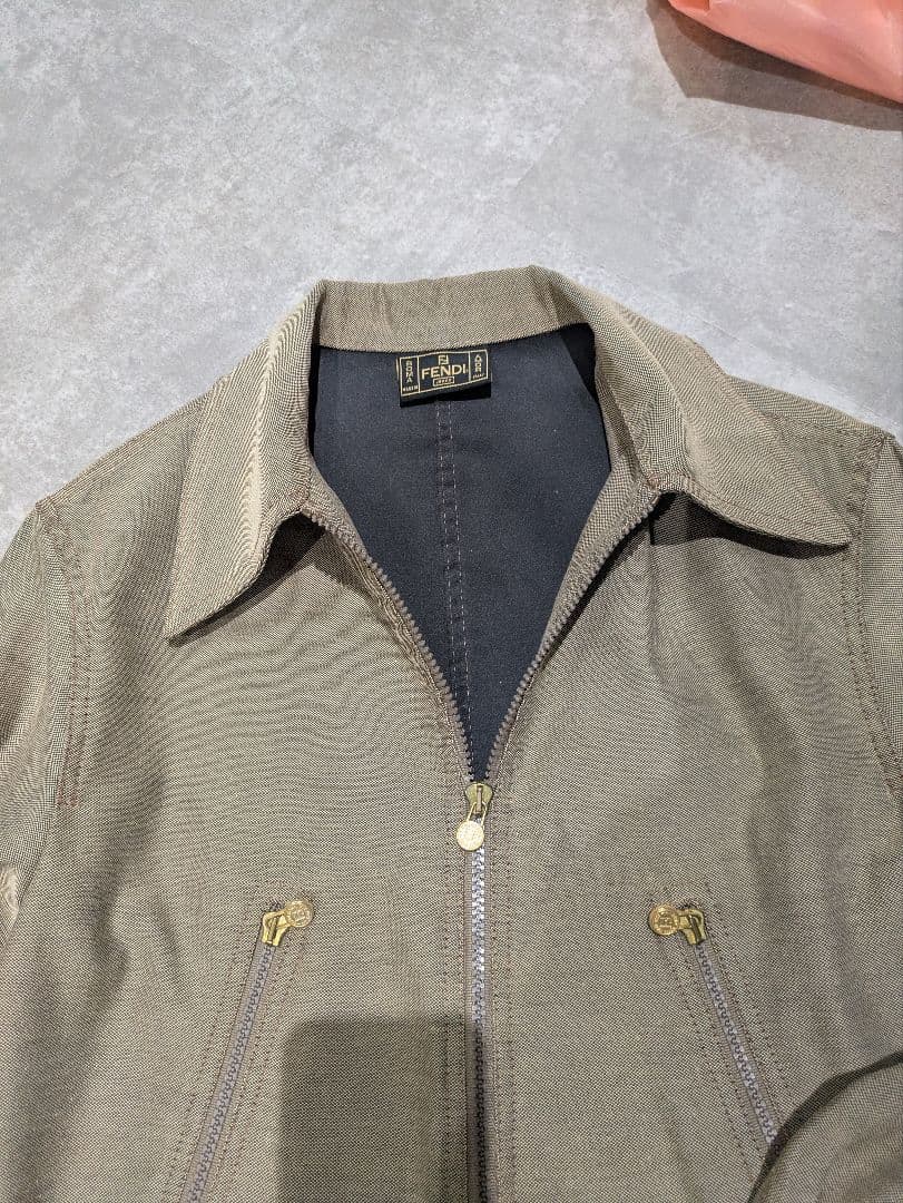 FENDI フェンディクロップド風 ジャケット 文字ロゴ入り M