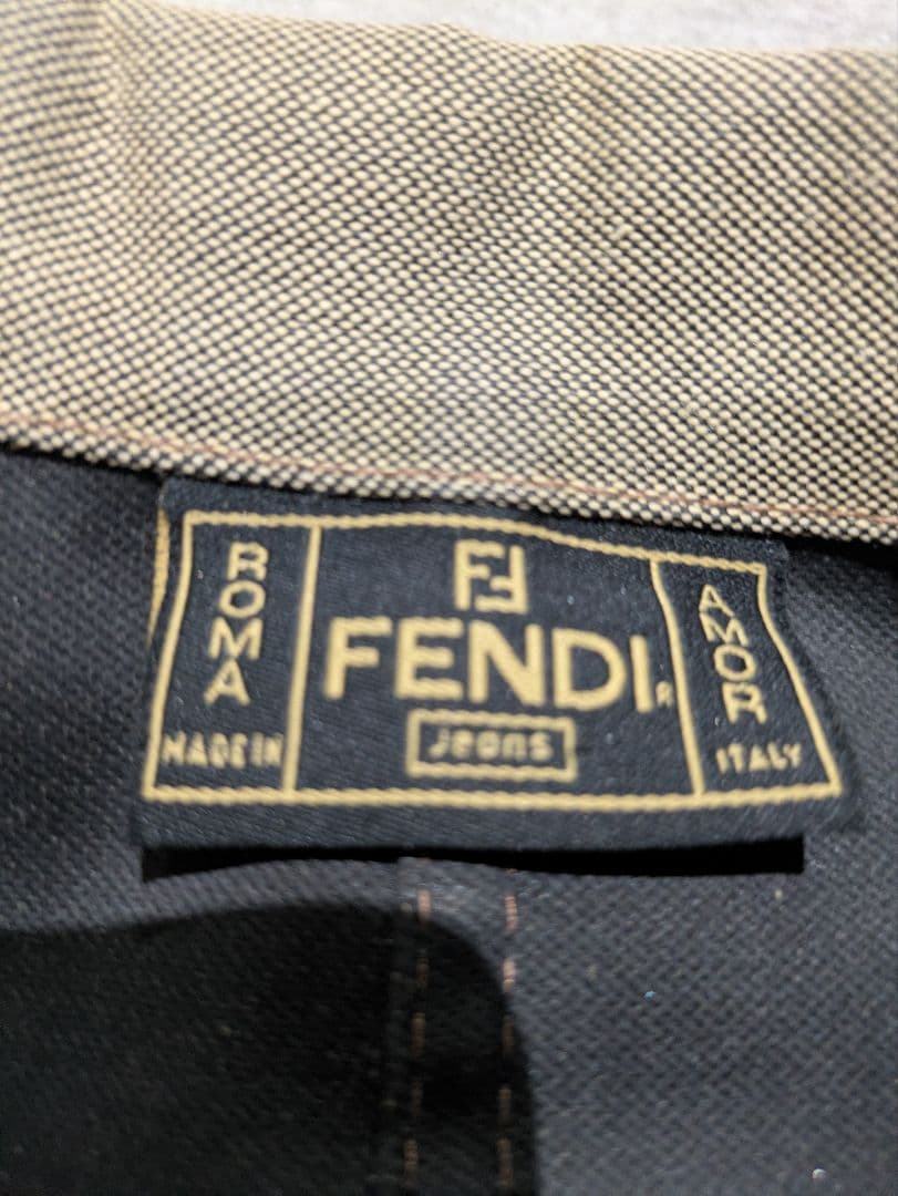 FENDI フェンディクロップド風 ジャケット 文字ロゴ入り M