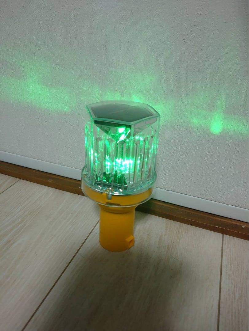 ソーラーフラッシュ点滅灯 LED 幅65mm（赤/緑交互点滅）