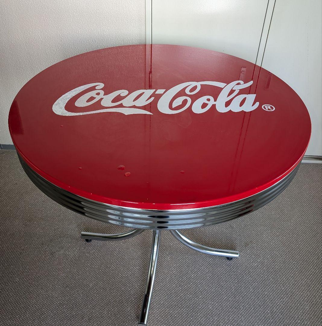 Coca-Cola ロゴ入り円形テーブル