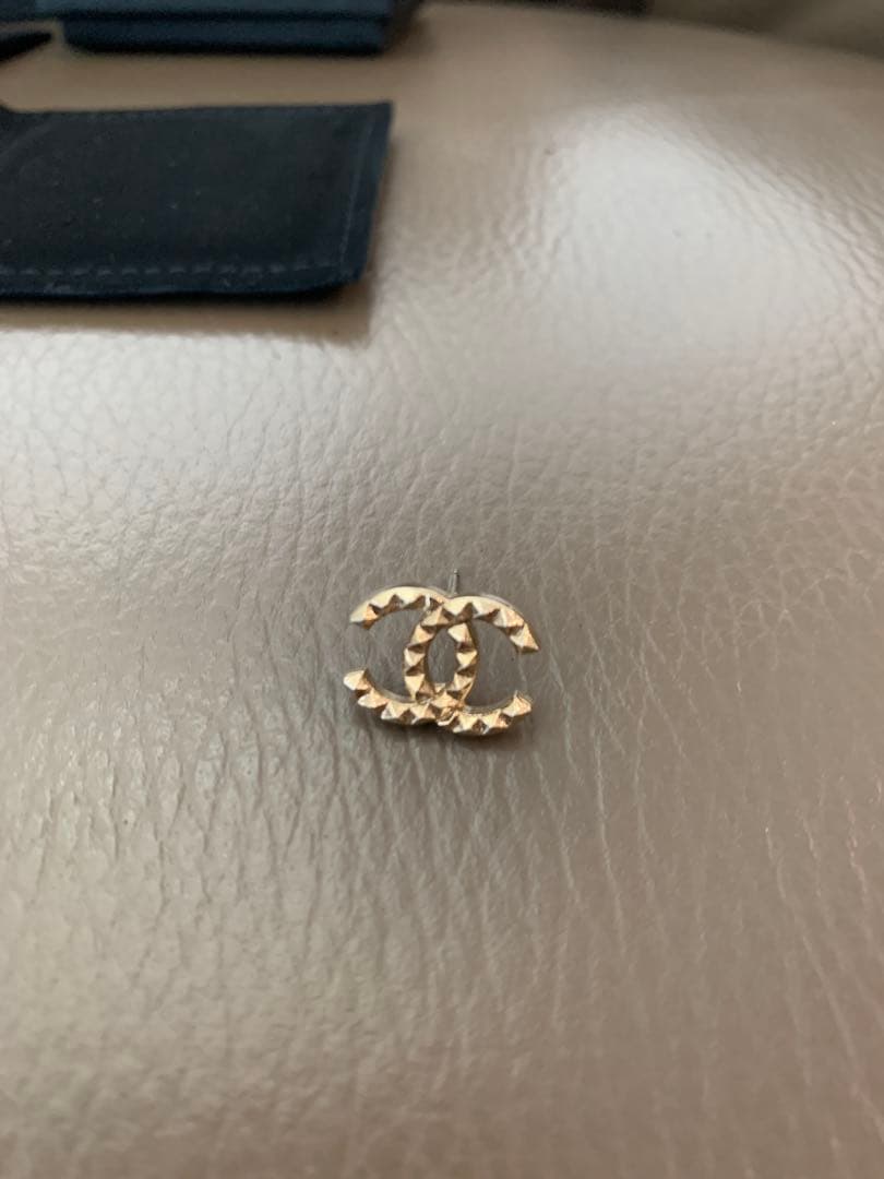 片耳のみ　CHANEL 定番　ロゴ ピアスココマーク　シャネル　ゴールド