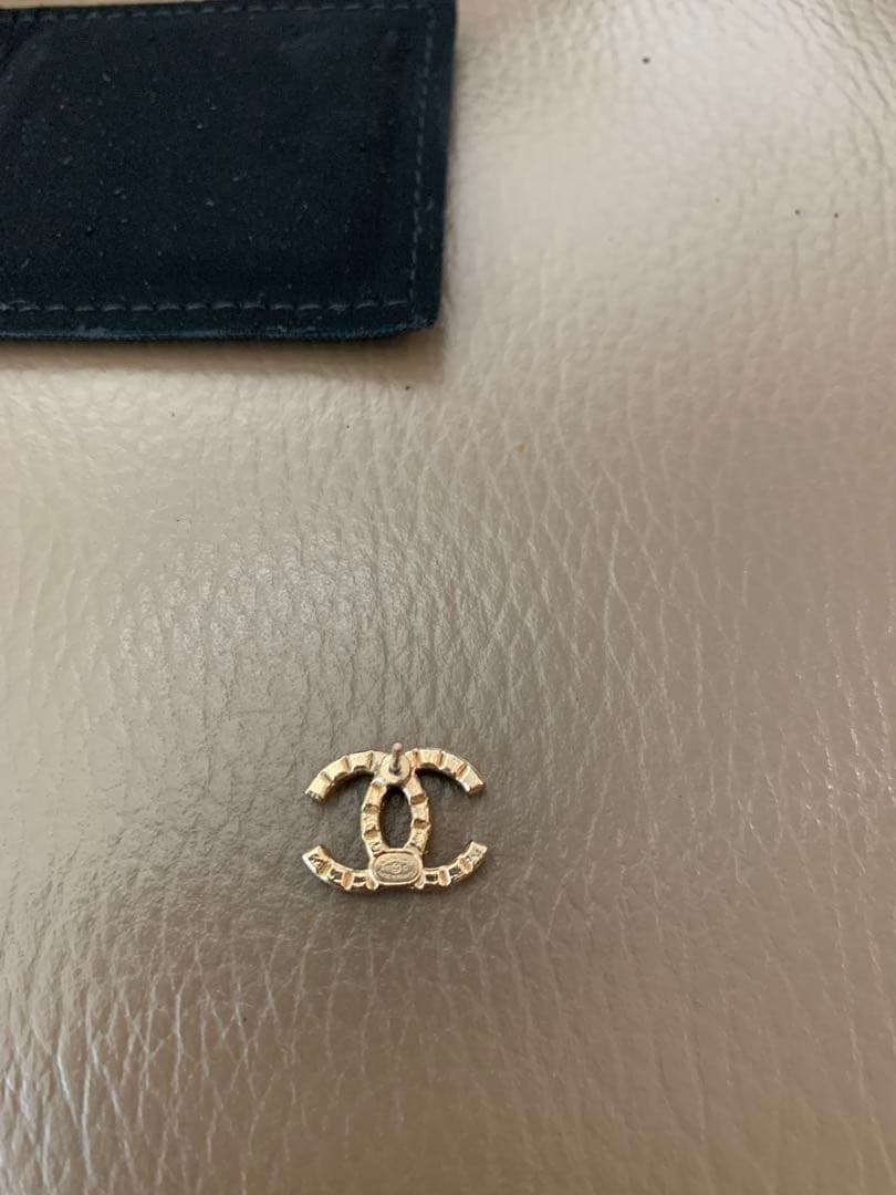 片耳のみ　CHANEL 定番　ロゴ ピアスココマーク　シャネル　ゴールド