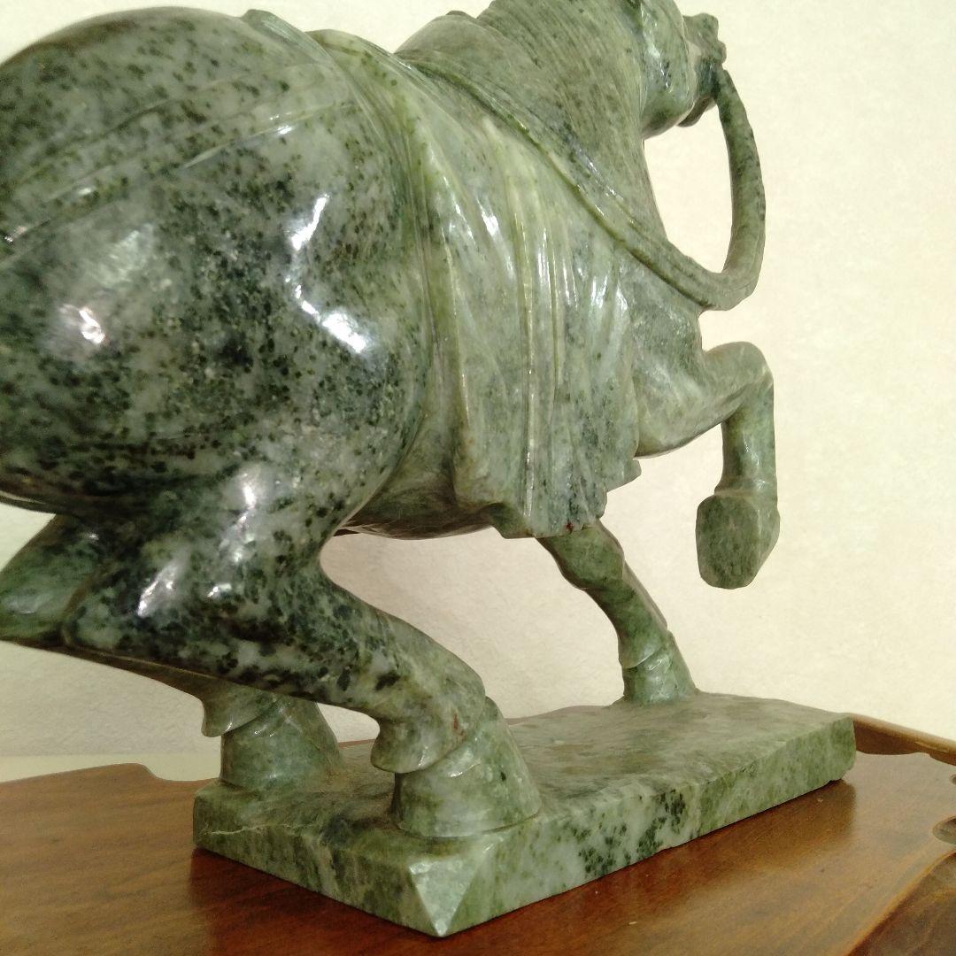 石の馬　置物　緑色石　令和8年の干支　台付き１個