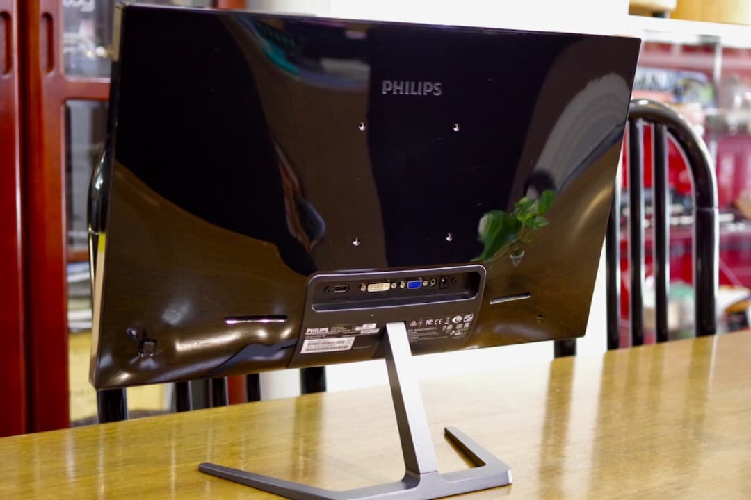 Phillips 246E（24インチ広角液晶ディスプレイ）