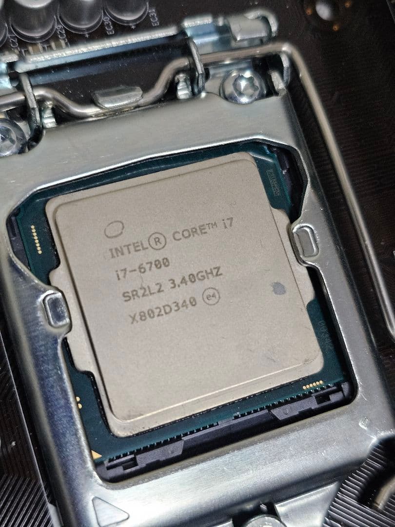 CPU H110 Core i7 6700 DDR4 2666 16GB
