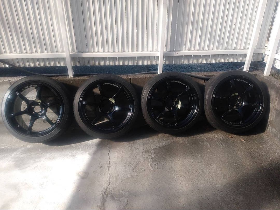 ADVAN Racing 18インチ 8.5J艶ブラックホイール4本セット