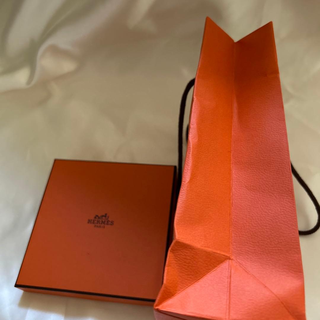 エルメス　HERMES ハンカチ　箱入り　紙袋付き