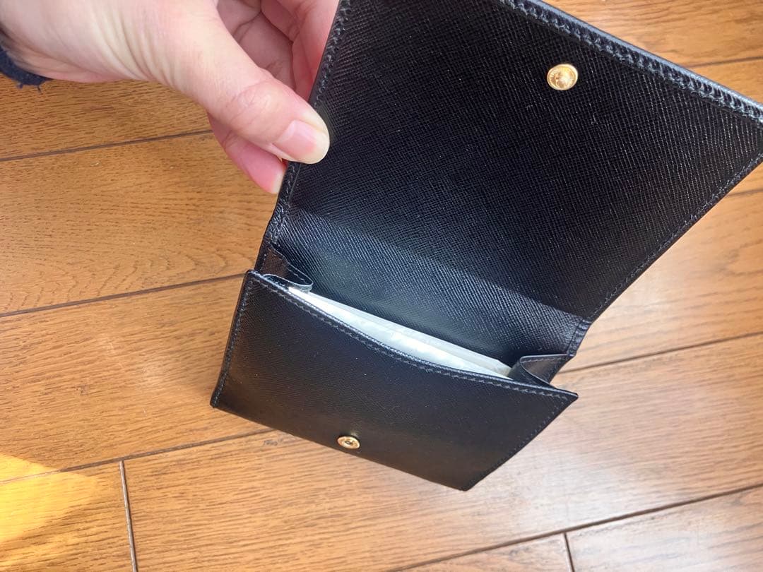 Yves Saint Laurent ブラックレザー二つ折り財布