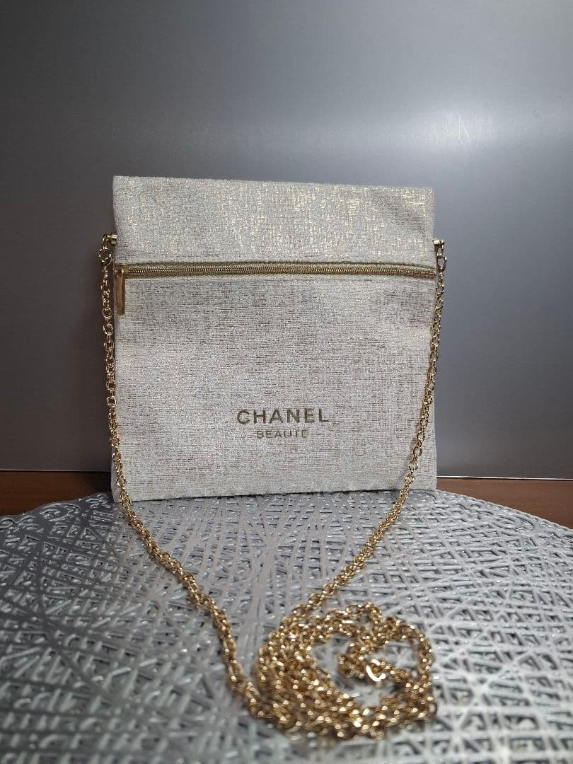 CHANEL 　ホリデー限定ポーチ　ベージュ　ノベルティ　斜め掛け
