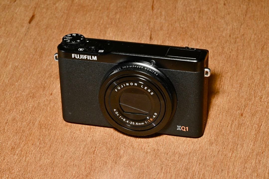 美品 FUJIFILM XQ1 コンパクトデジタルカメラ