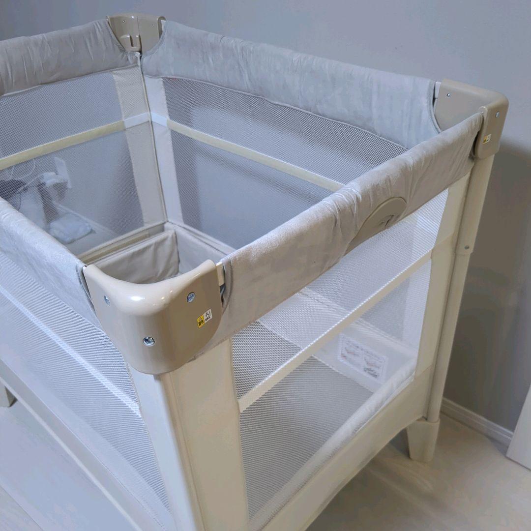 【美品】アップリカ ココネルエアープラスAB ベビーベッド　ホワイトベージュ