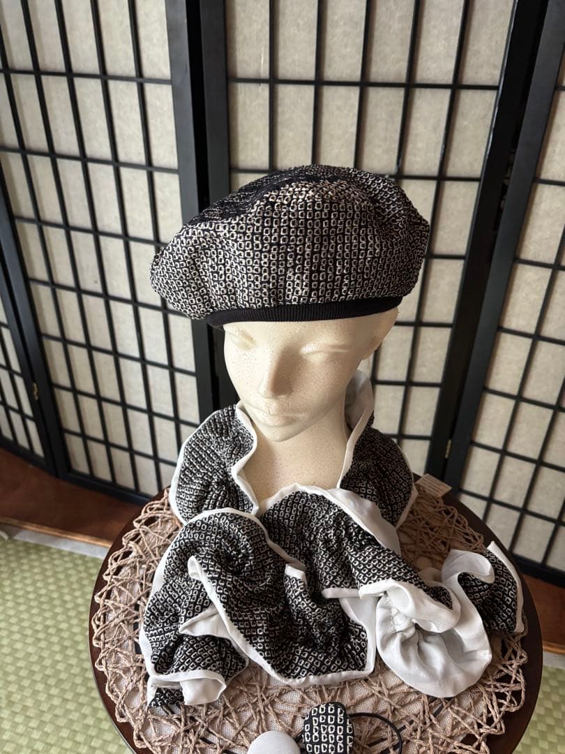 着物リメイク絞りのジレのセットアップ、ストール、ベレー帽可愛いジレです