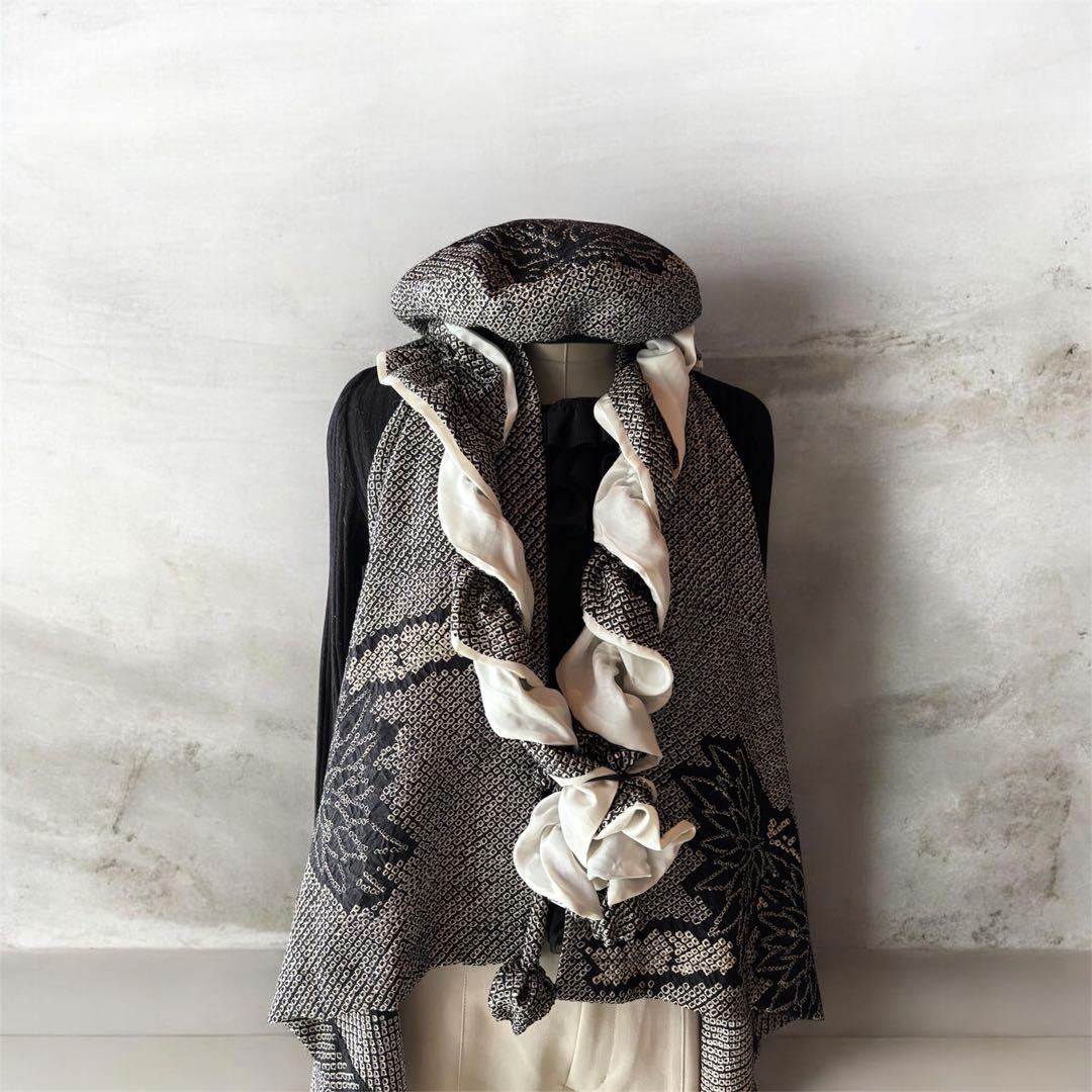 着物リメイク絞りのジレのセットアップ、ストール、ベレー帽可愛いジレです