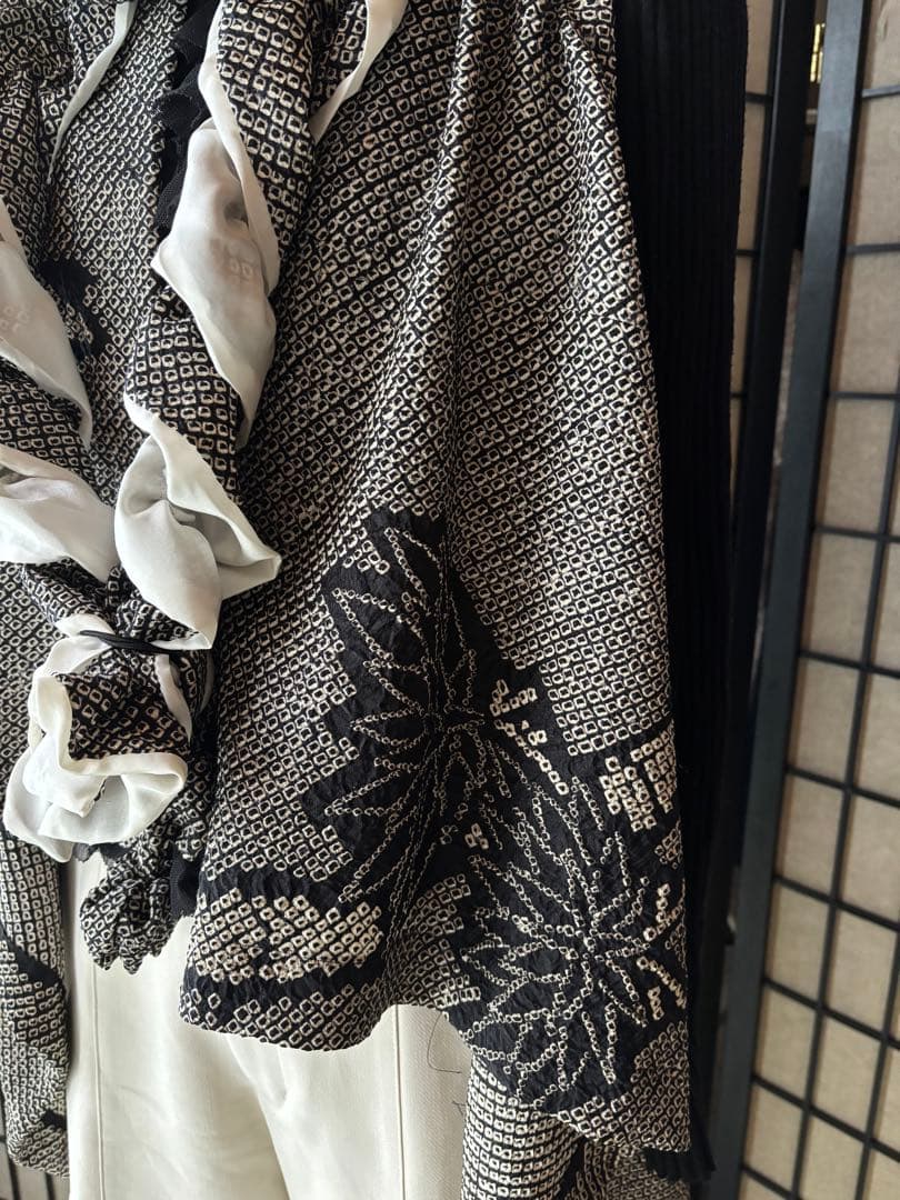 着物リメイク絞りのジレのセットアップ、ストール、ベレー帽可愛いジレです