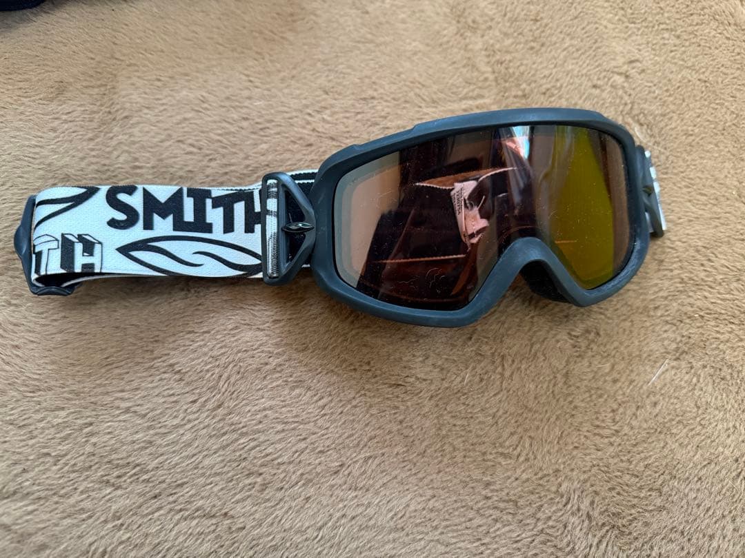 子供用スノーボードウェアセット　クイックシルバー　ビーニー、グローブ、ゴーグル