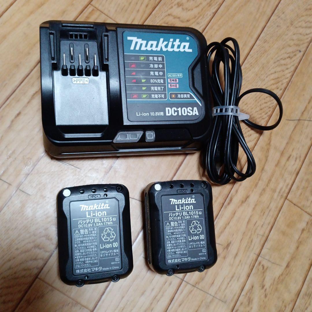 マキタ10.8V充電式クリーナ２台のセット　純正バッテリー２個と純正充電器1台付