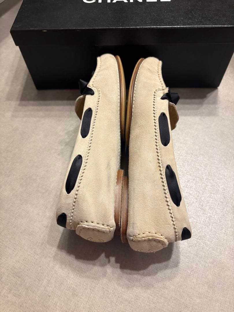 ひ*ま様 CHANEL ベージュ スエード モカシン　アイボリー　ローファー　3