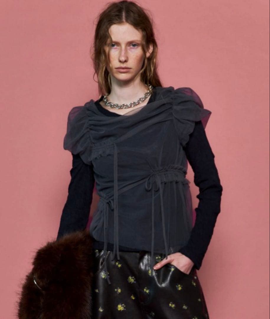 シャーリングミニパフスリーブトップス