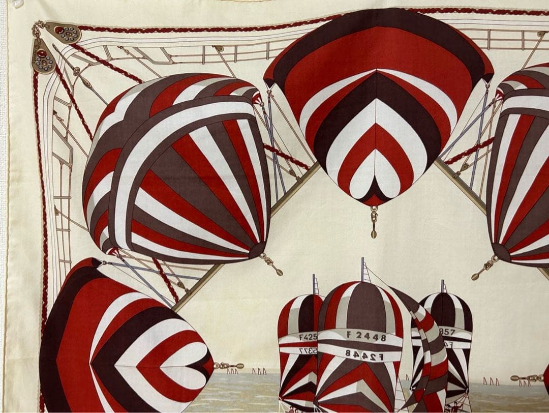 エルメスのスカーフ 白地に赤とブラウンの気球デザイン ロゴ付き 70センチ