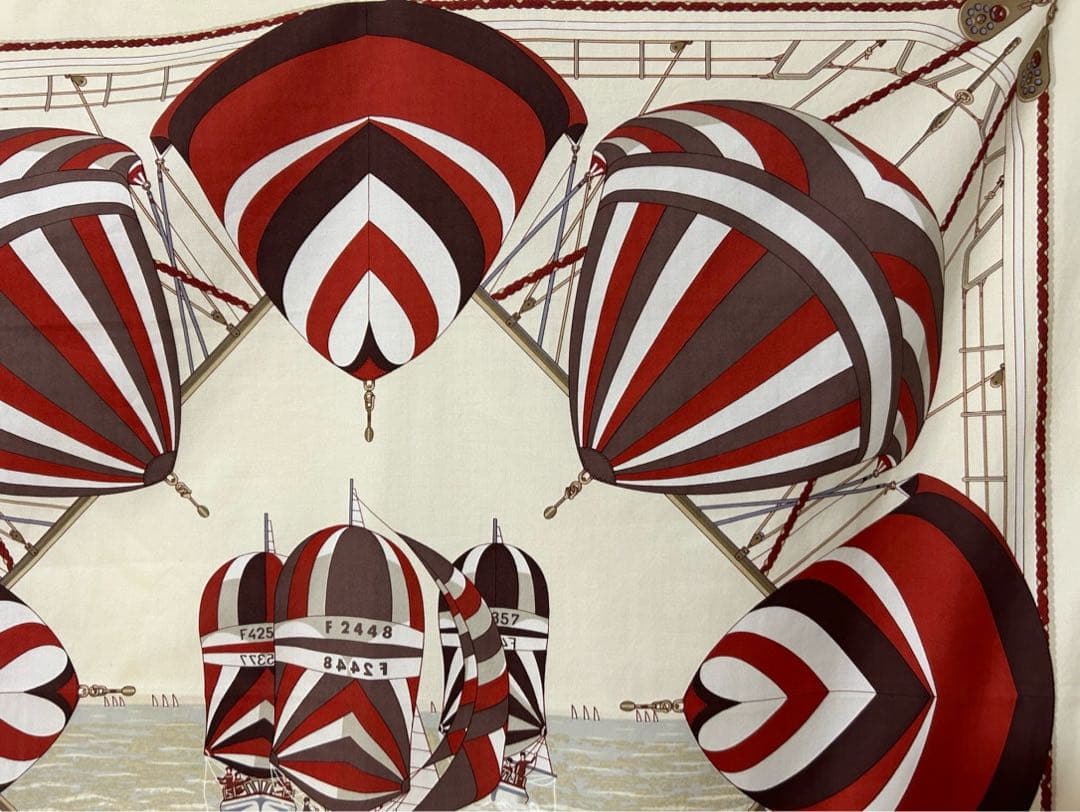 エルメスのスカーフ 白地に赤とブラウンの気球デザイン ロゴ付き 70センチ