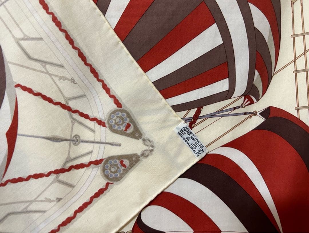 エルメスのスカーフ 白地に赤とブラウンの気球デザイン ロゴ付き 70センチ