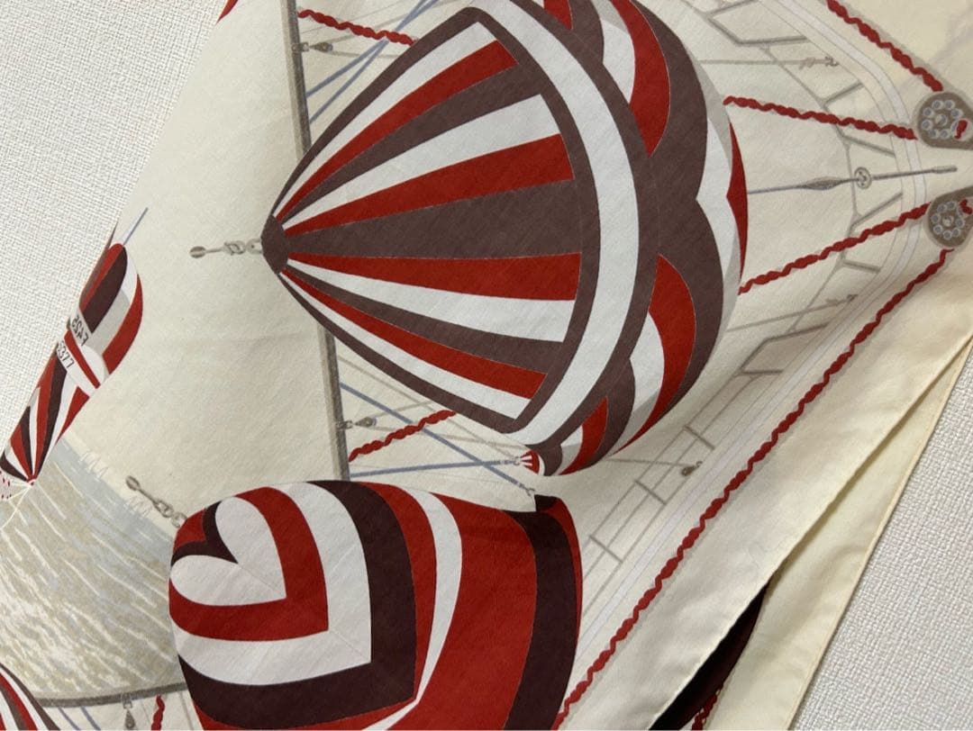 エルメスのスカーフ 白地に赤とブラウンの気球デザイン ロゴ付き 70センチ