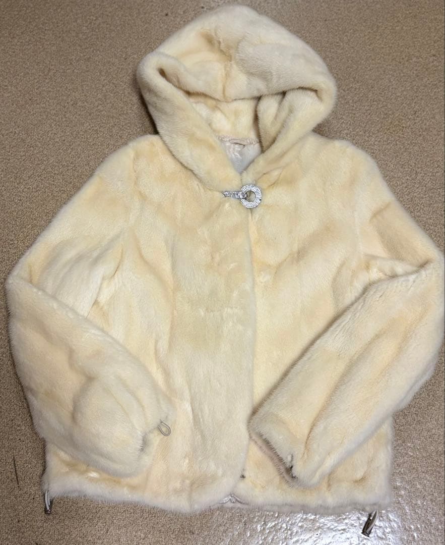 ミンクファー　フード付きショートコート　毛皮100% リアルファー　アイボリー