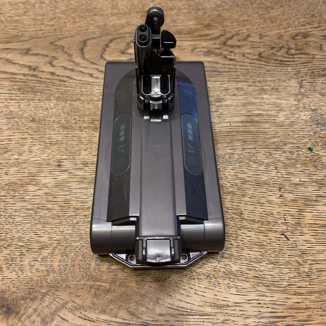 DYSON V10純正バッテリー ネジは、ありません。