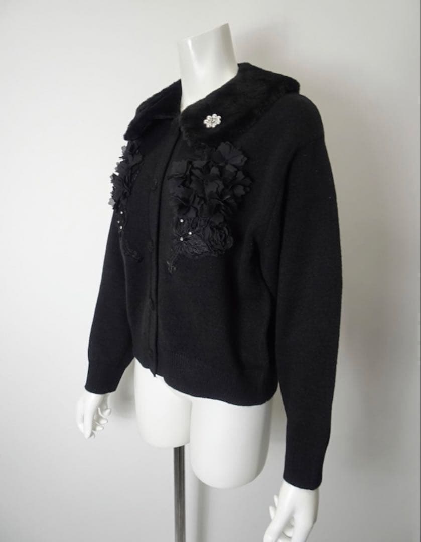 スーパービューティー⭐️ 胸元刺しゅう入りファー襟ニットカーディガン 44