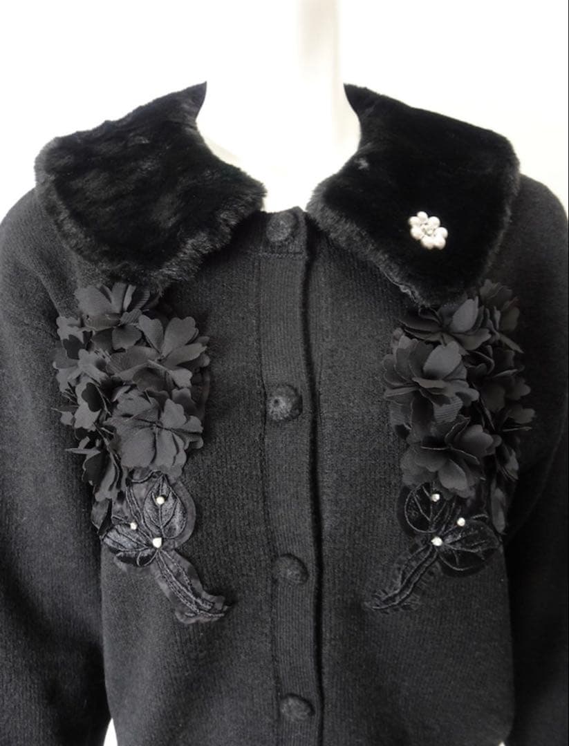 スーパービューティー⭐️ 胸元刺しゅう入りファー襟ニットカーディガン 44
