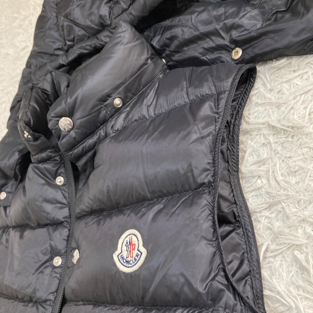 16714✨モンクレールBILLECART ダウンベスト フード ワッペンロゴ