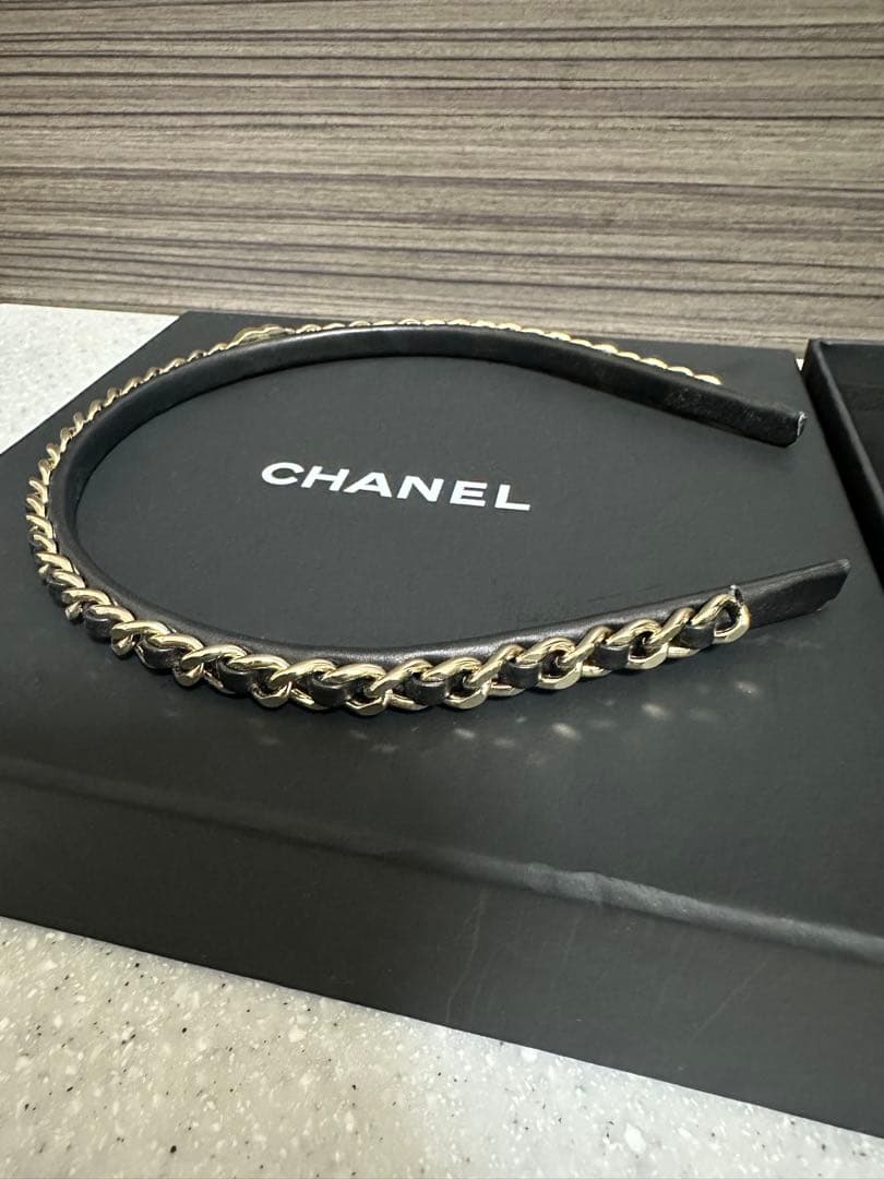 CHANEL チェーンカチューシャ/レザーヘアバンド　ブラック×ゴールド