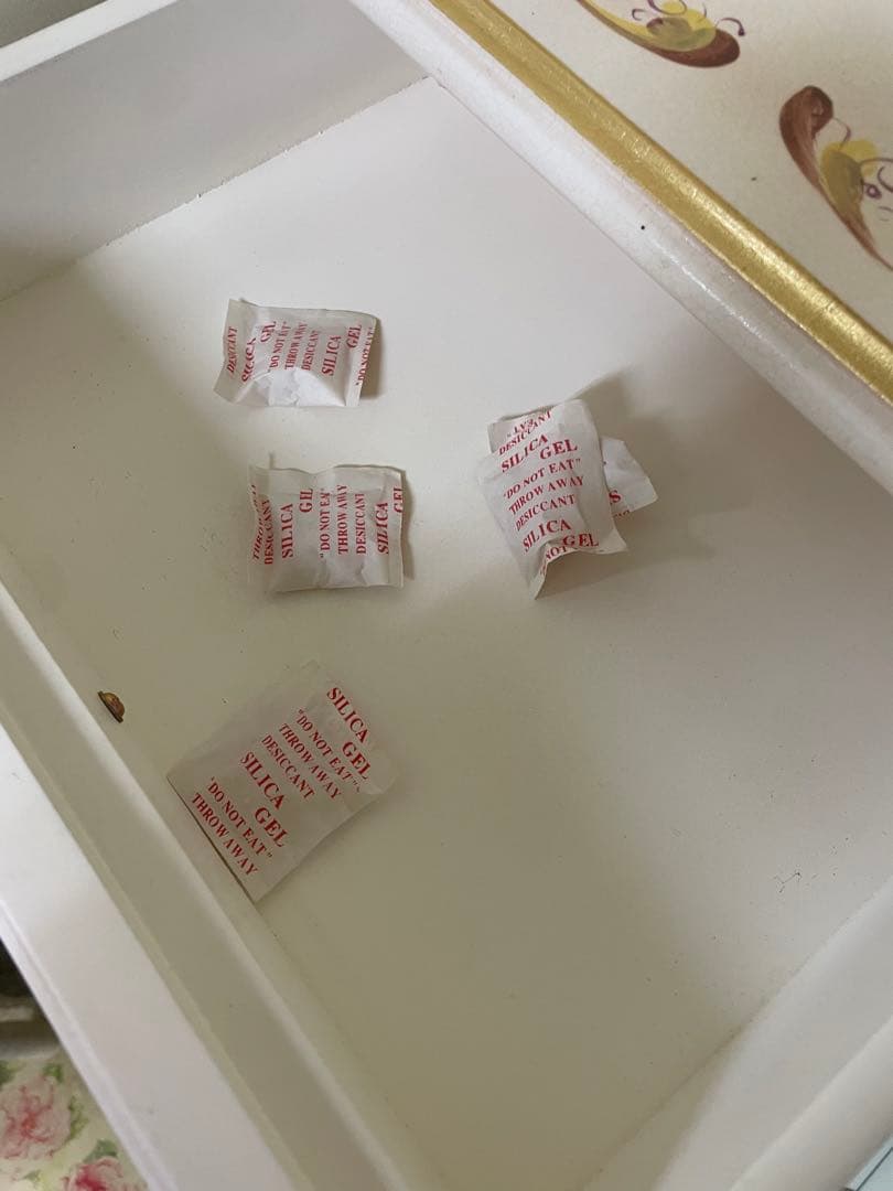 ロココ調ピンクのフラワーモチーフキャビネット 美品