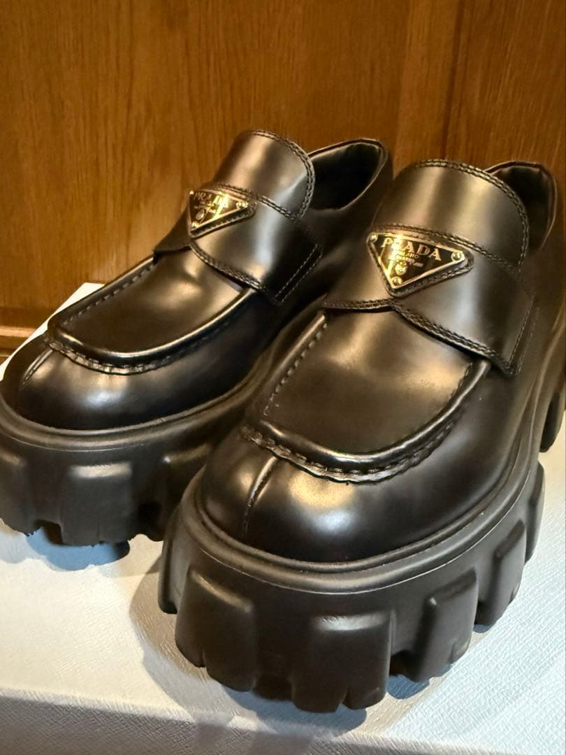 PRADA モノリス ブラックレザー ローファー