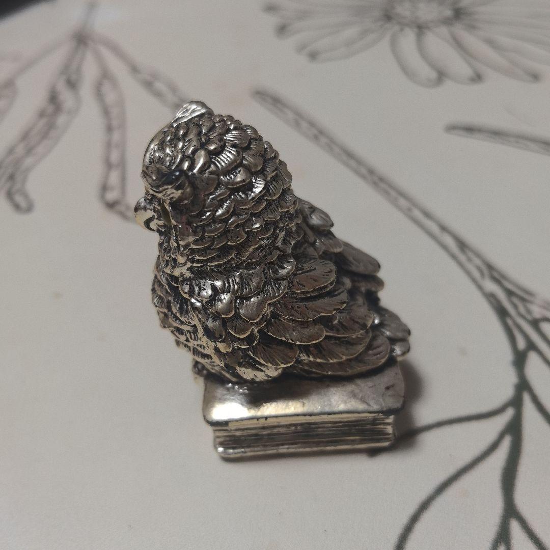 フクロウの金属製置物 本の上に座る