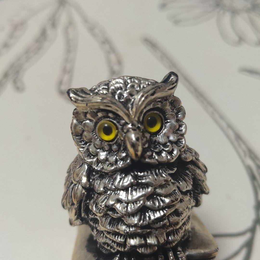 フクロウの金属製置物 本の上に座る