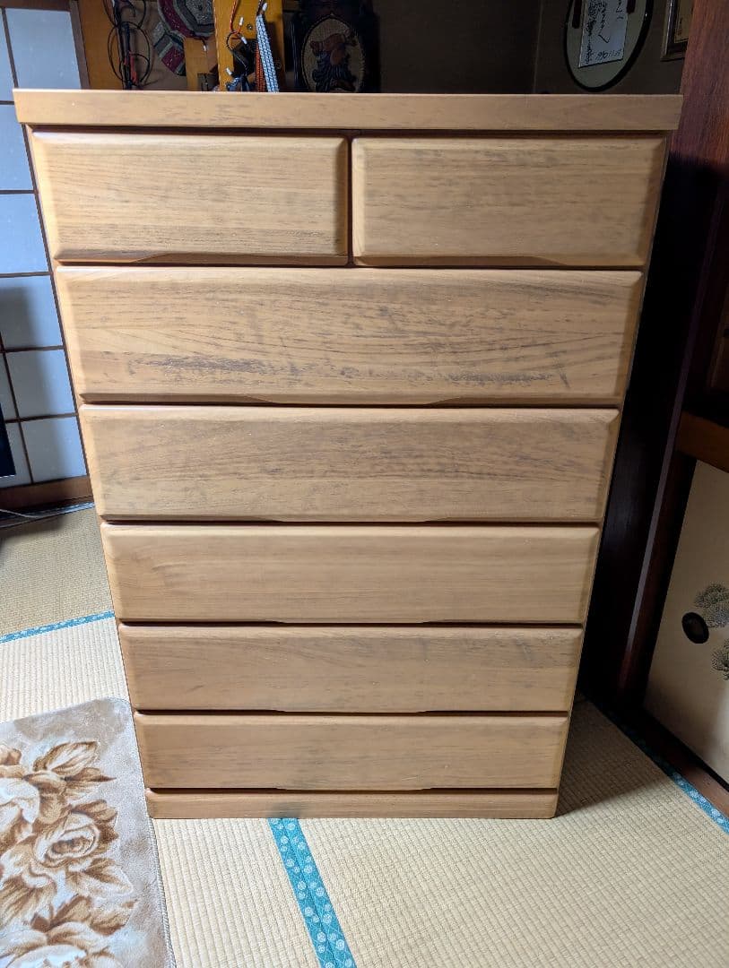 ナチュラルウッドの高いチェスト