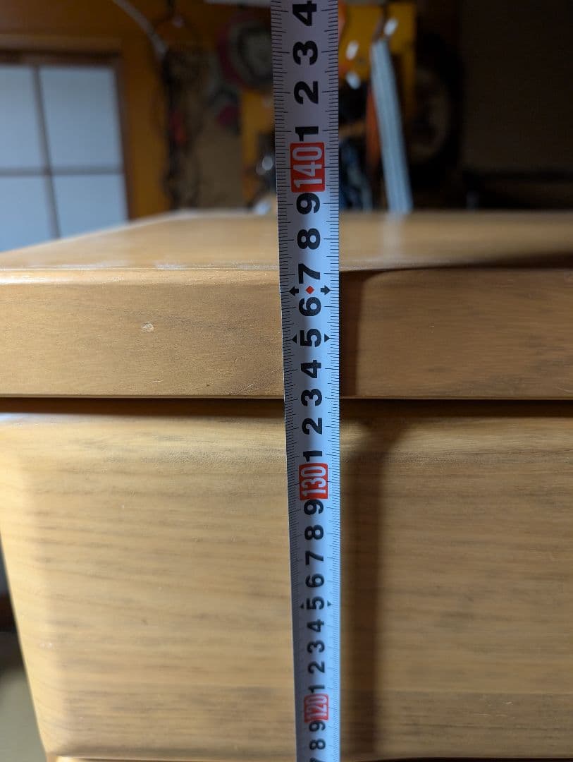 ナチュラルウッドの高いチェスト