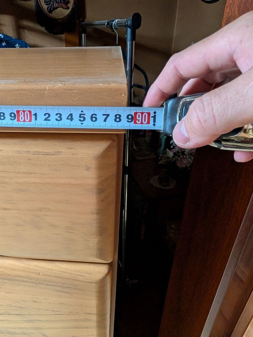 ナチュラルウッドの高いチェスト