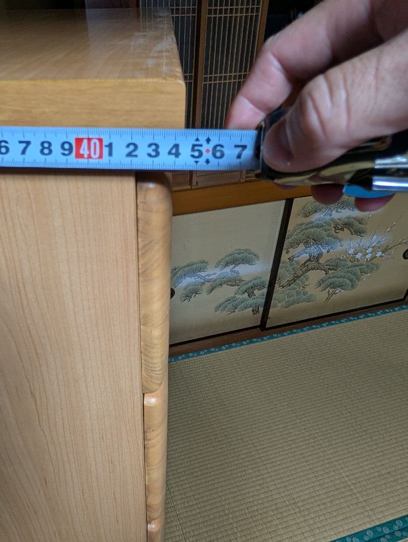 ナチュラルウッドの高いチェスト