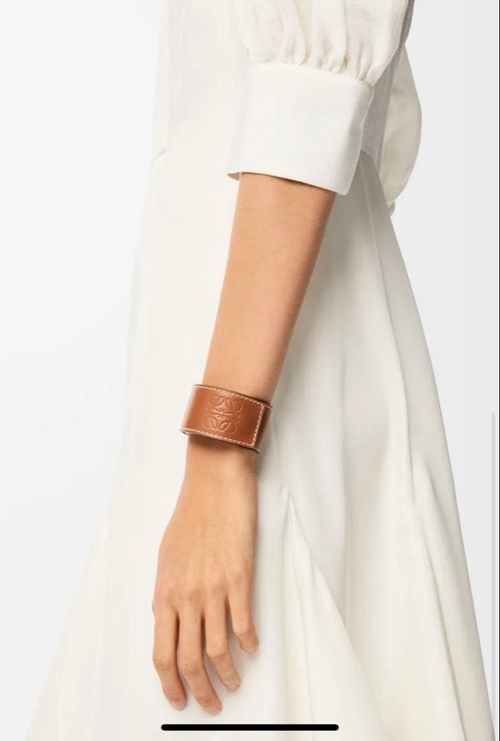 LOEWE スラップブレスレット　レザー バングル　タン　ロエベ