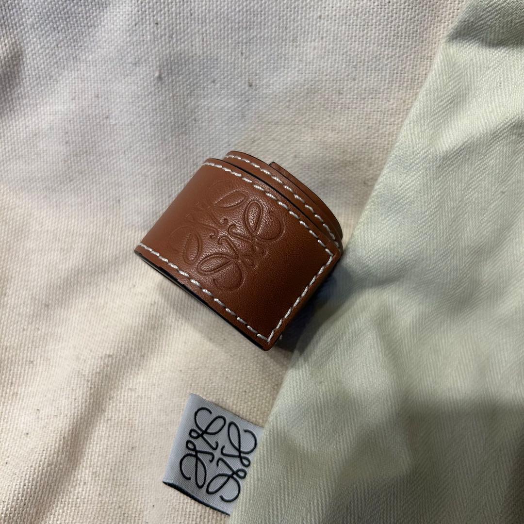 LOEWE スラップブレスレット　レザー バングル　タン　ロエベ