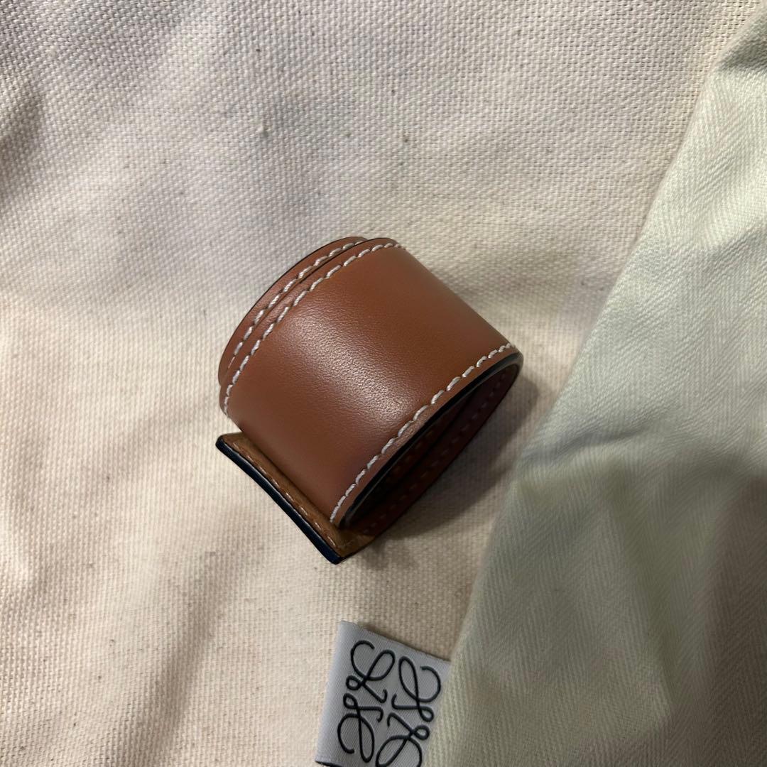 LOEWE スラップブレスレット　レザー バングル　タン　ロエベ