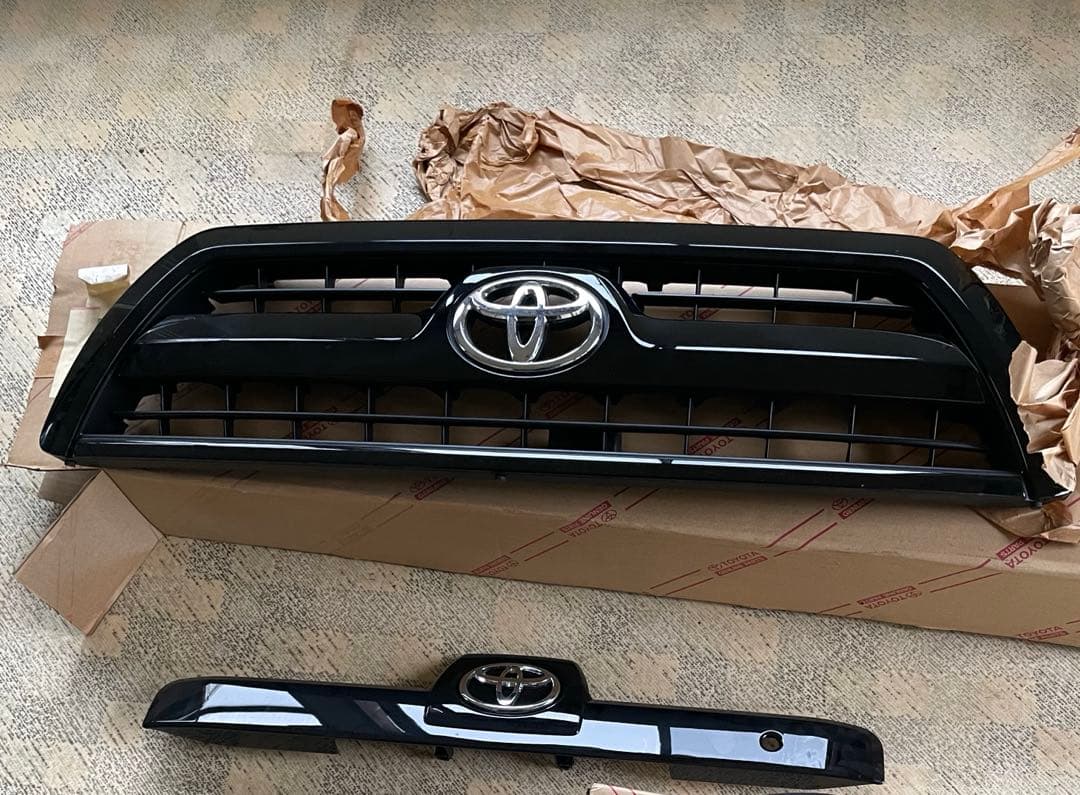 新品未使用トヨタハイラックスサーフ フロントグリル リアガーニッシュ シフトノブ