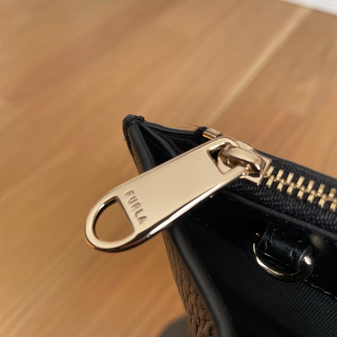 美品フルラ レザー2WAY ショルダーバッグ 現行ロゴ 黒