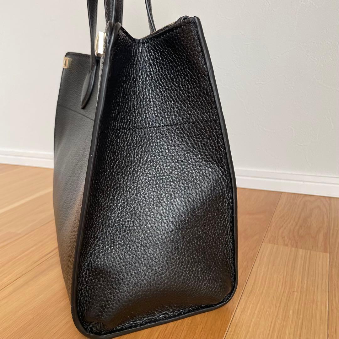 美品フルラ レザー2WAY ショルダーバッグ 現行ロゴ 黒