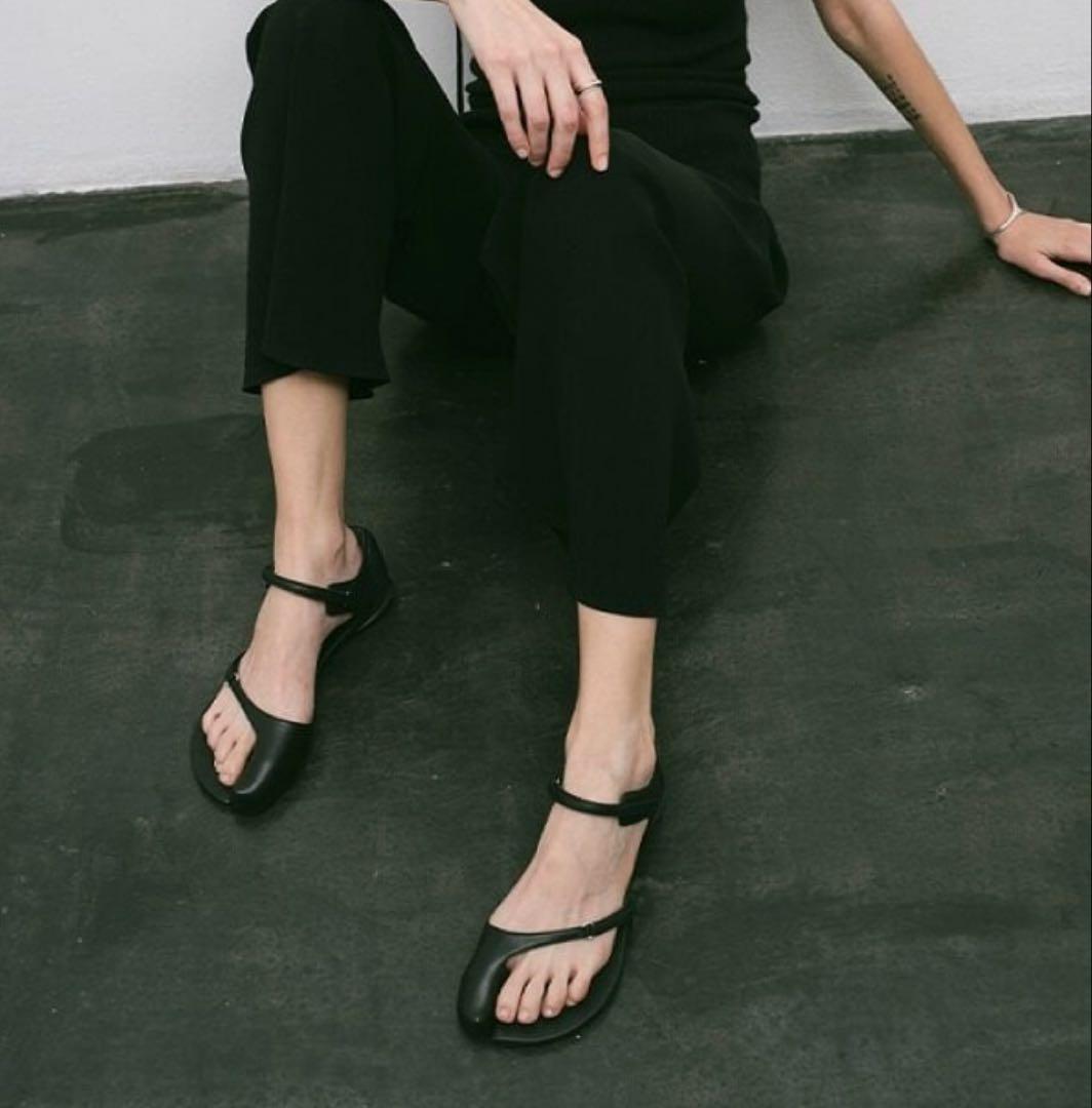 SHISEI ブラック フラットサンダル