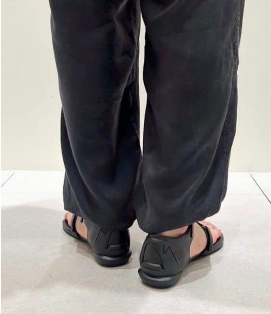 SHISEI ブラック フラットサンダル