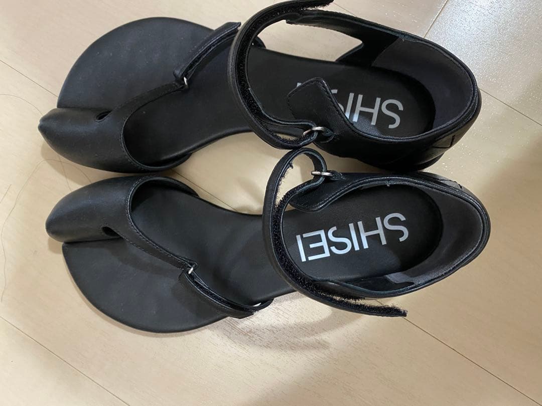 SHISEI ブラック フラットサンダル