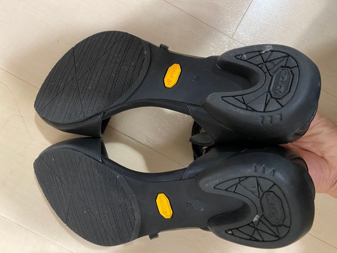 SHISEI ブラック フラットサンダル